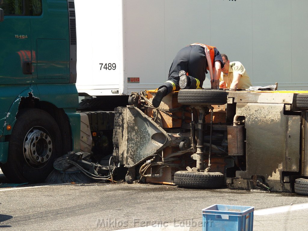 VU LKW Kehrmaschine Koeln Porz Gremberhoven Frankfurterstr - Ratherstr 13.JPG